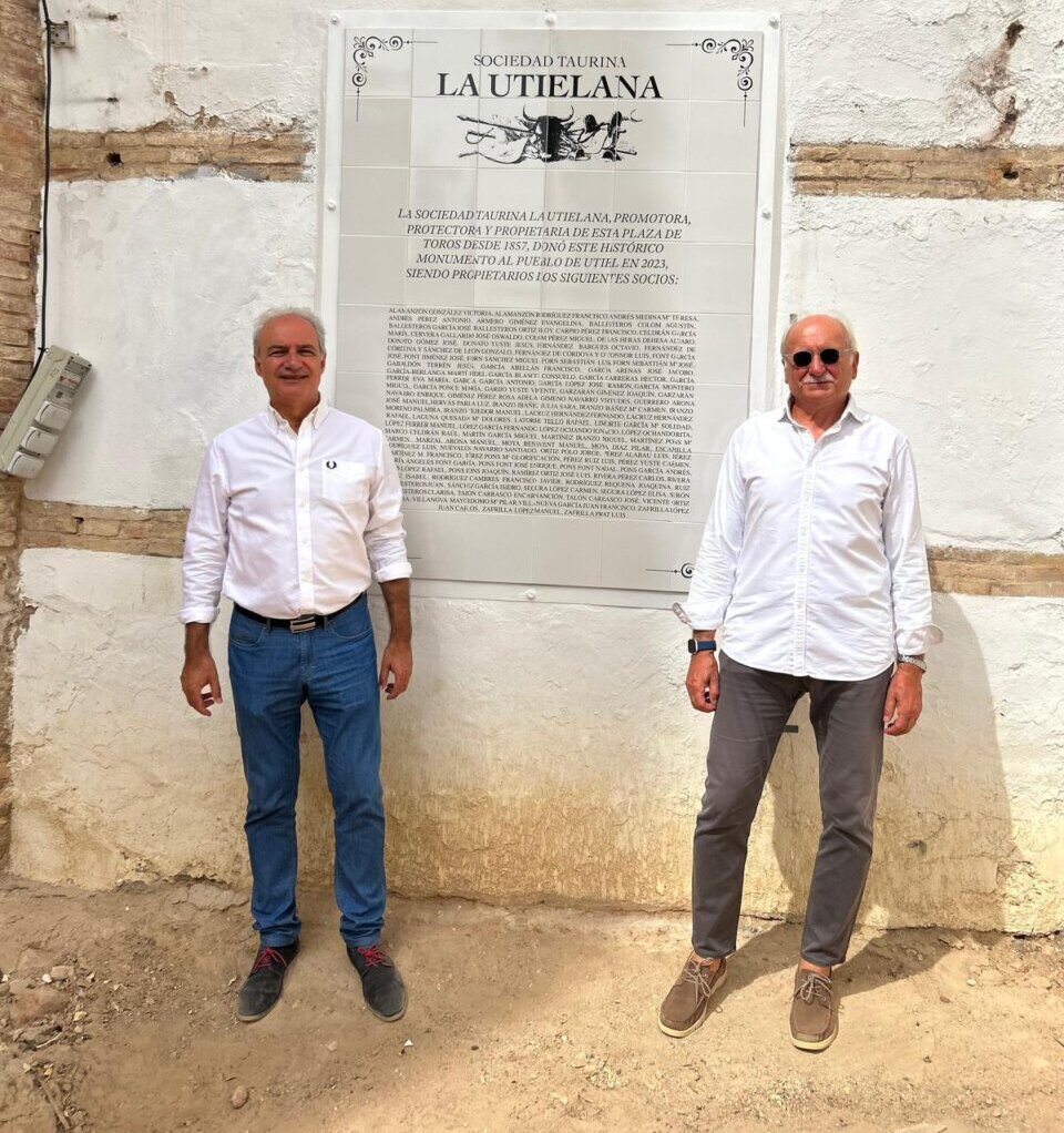 Una placa agradece la donación de la plaza de toros de Utiel a la ciudad