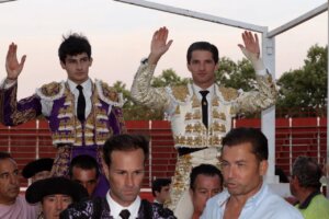 Villita y Cristian González, a hombros en Los Yébenes.