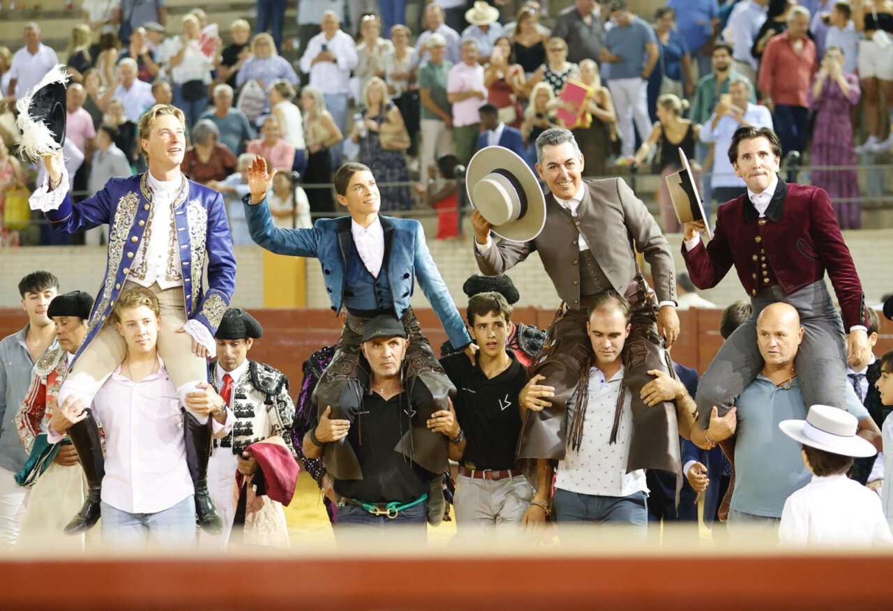 Diez orejas y un rabo y un toro de vuelta de Pallarés en un sentido homenaje a Javier Buendía
