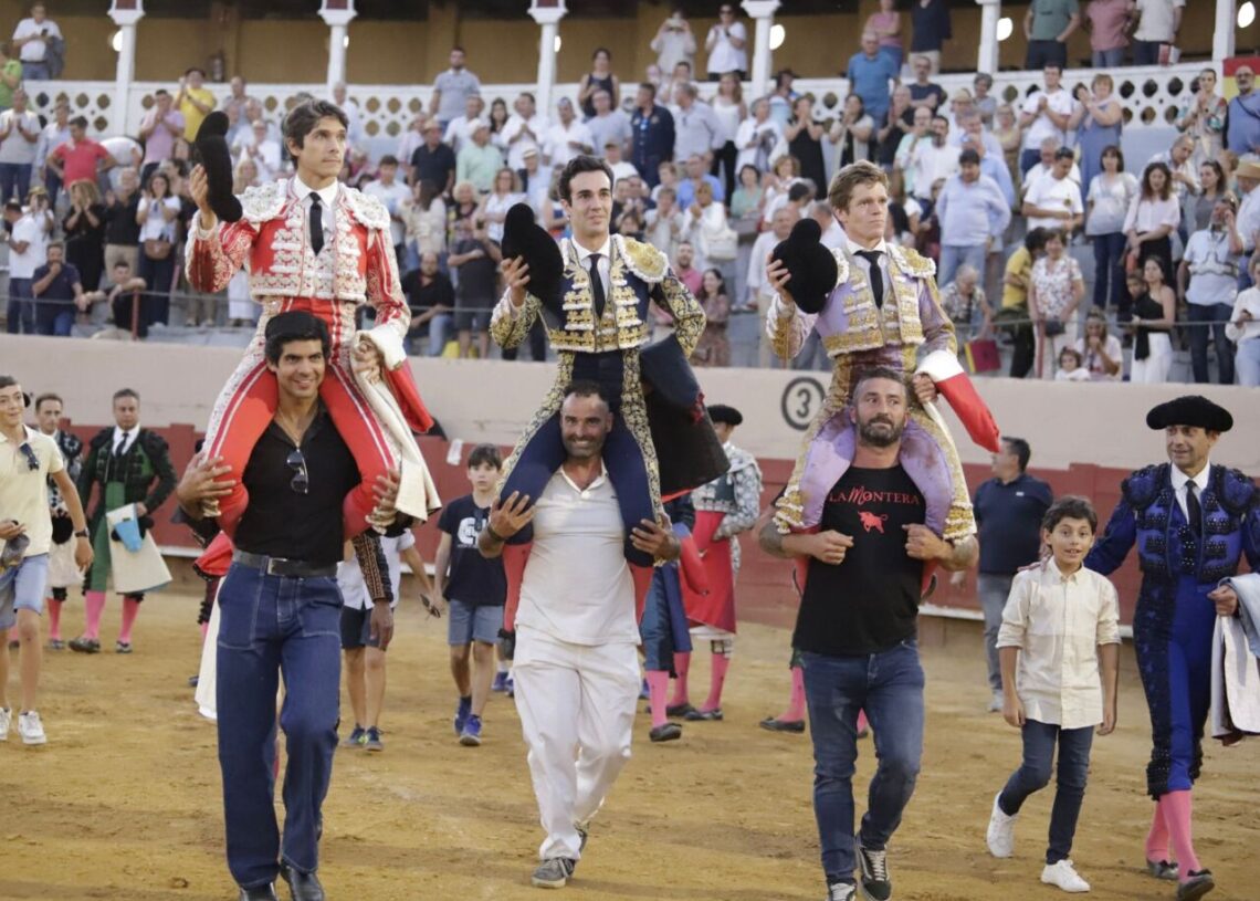 Castella, Borja y Rufo, triple puerta grande en Valencia de Don Juan
