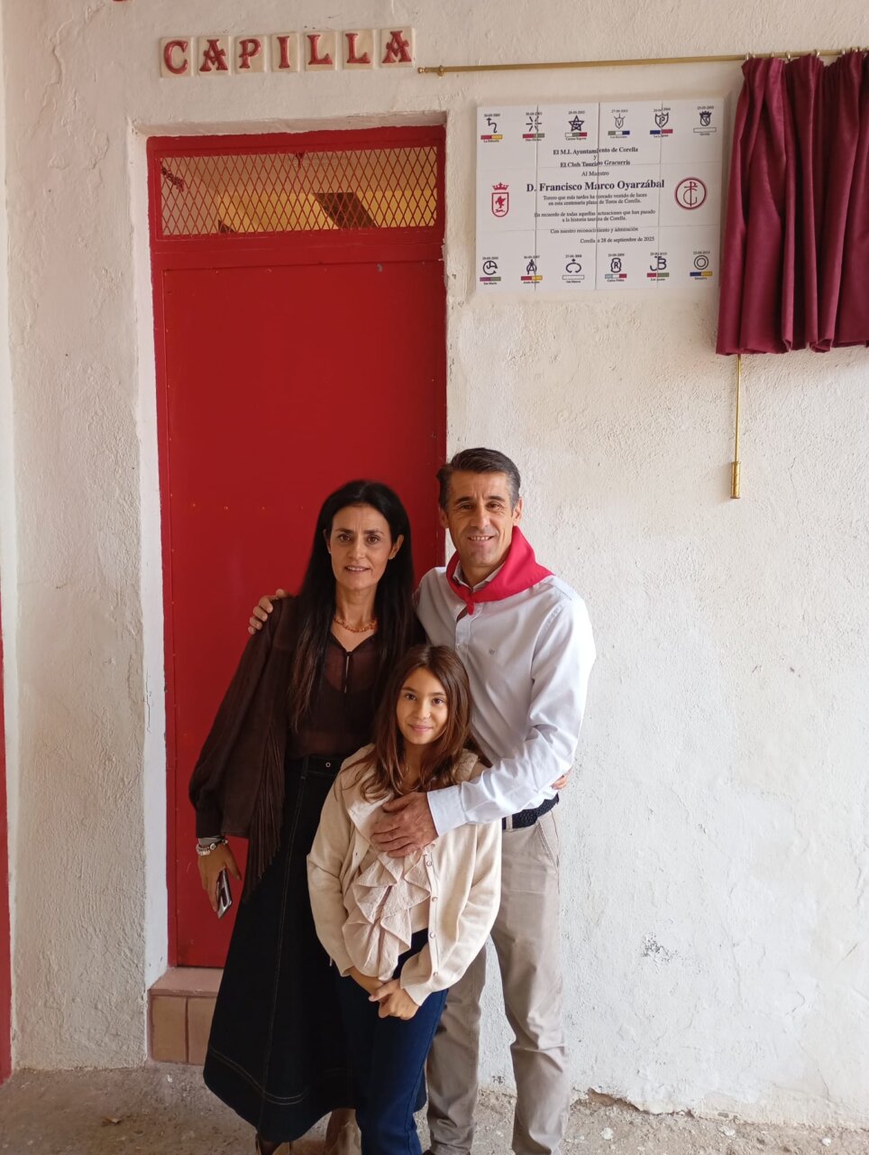 Francisco Marco, con su familia en la plaza de Corella.