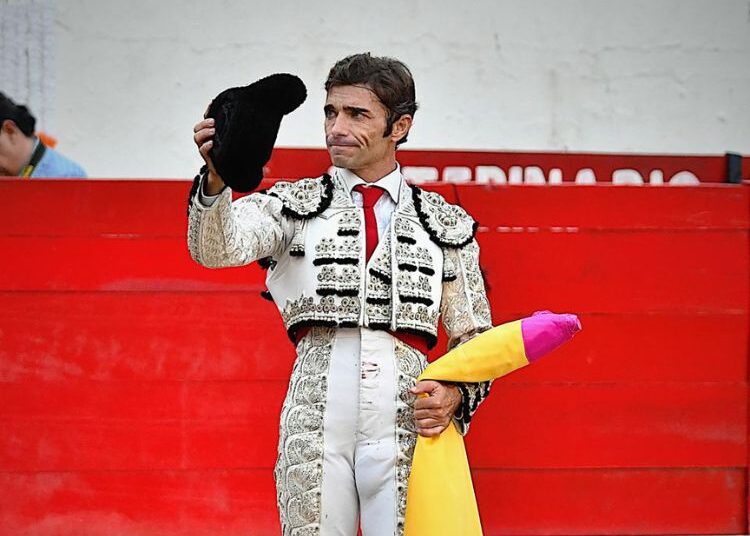 Robleño, ovacionado en su debut y despedida de Guadalajara