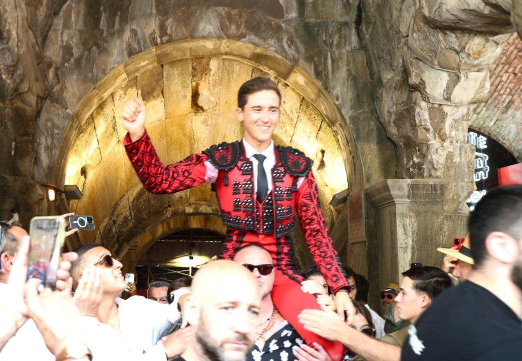 Víctor se hace con los galones en Nimes: Puerta de los Cónsules