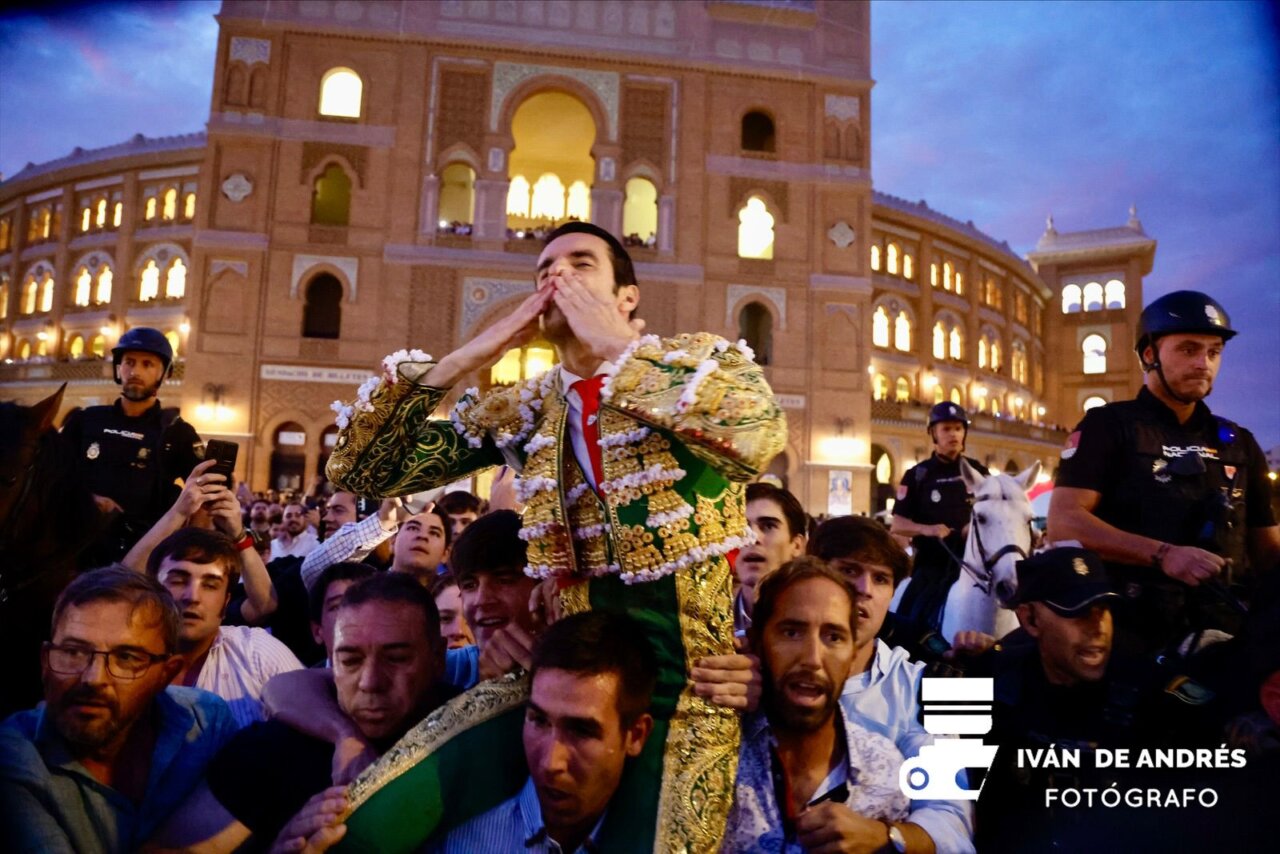 Emilio de Justo, del drama a la gloria: logra su quinta puerta grande en Madrid