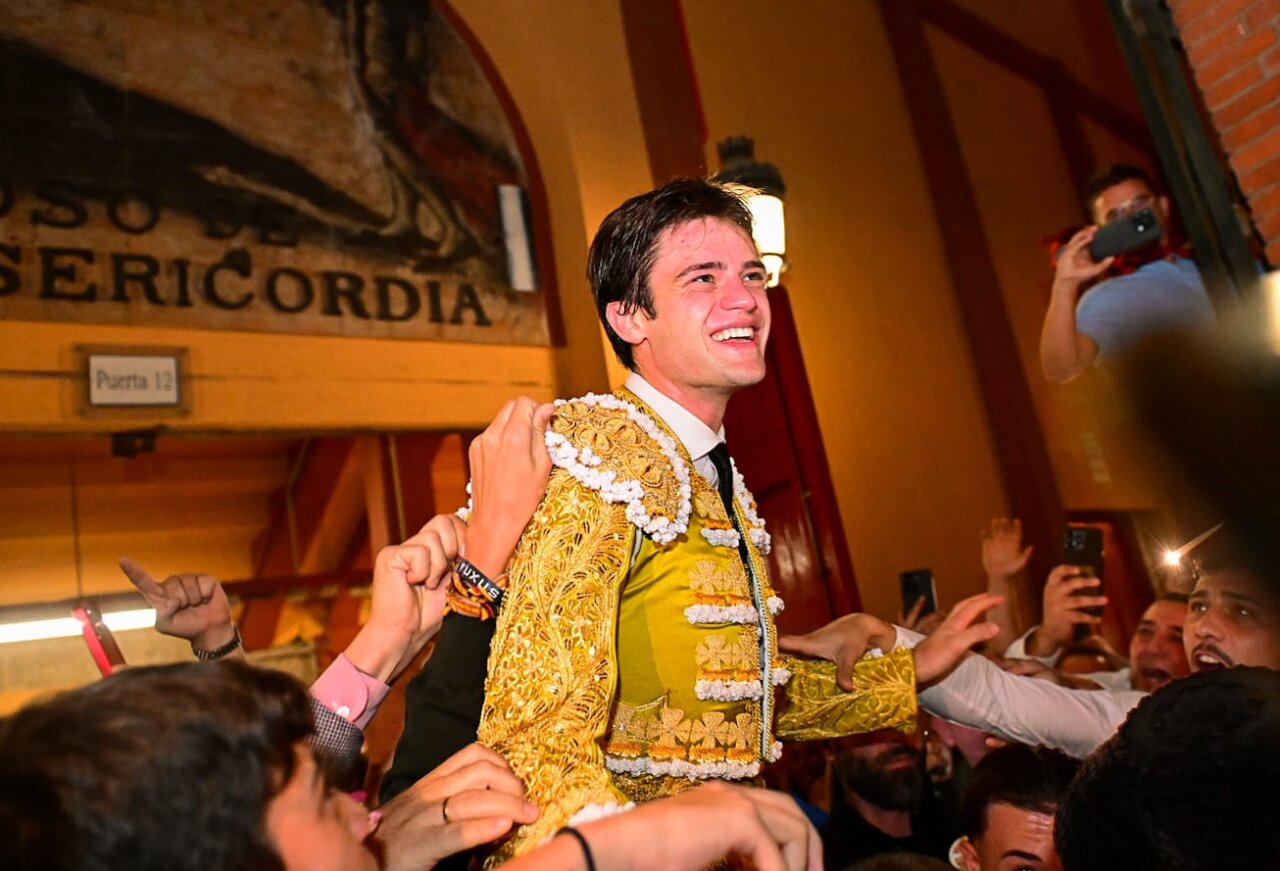 Cristiano Torres, alternativa triunfal con un palco a la deriva en Zaragoza
