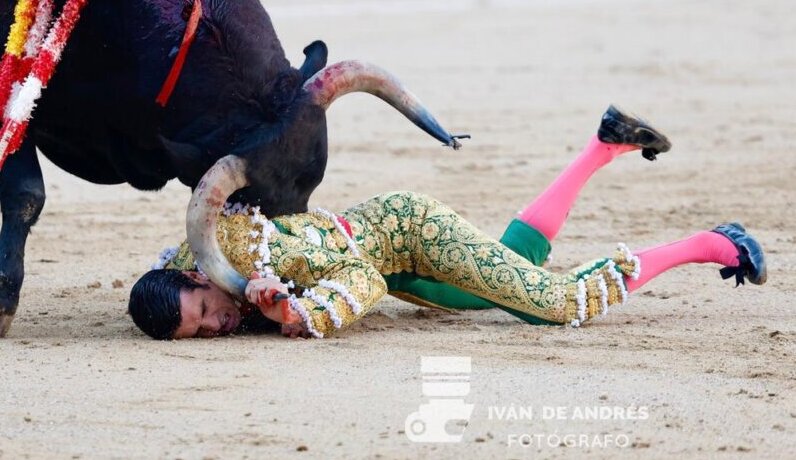 La angustiosa cogida a Emilio de Justo, en vídeo e imágenes
