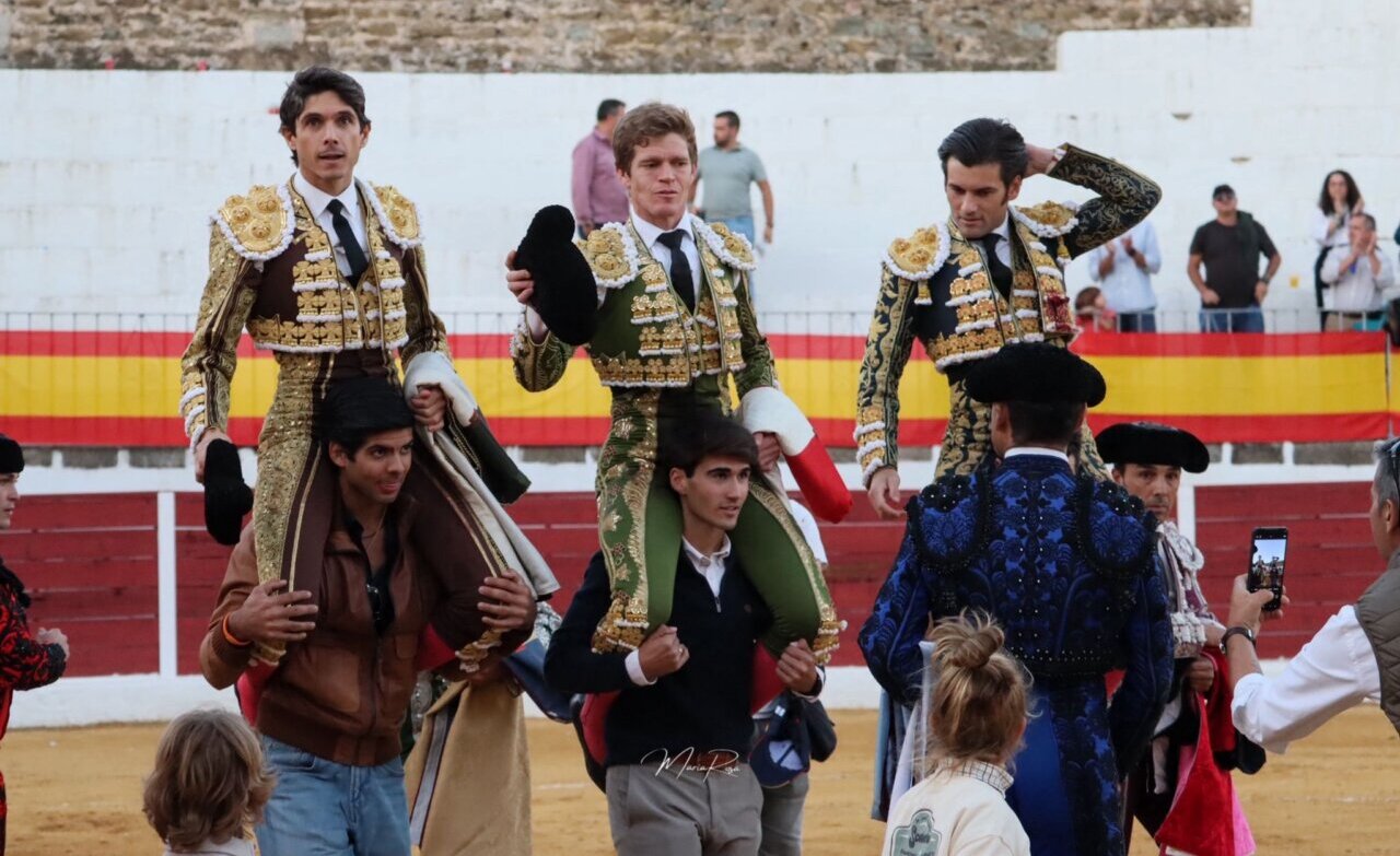 Castella, Borja Jiménez y Garrido, nueve orejas y un rabo, broche de oro a la temporada extremeña