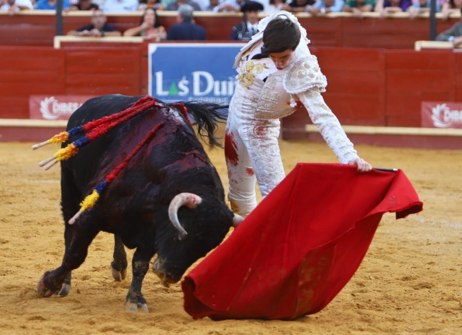 Mario Vilau logró las dos orejas y el rabo de un importante novillo de Fuente Ymbro el pasado 19 de octubre en Sanlúcar. Foto: Eva Morales.