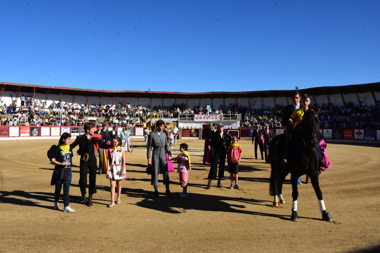 Nueve orejas, un rabo y dos novillos de vuelta en el exitoso festival a favor de AERSCYL