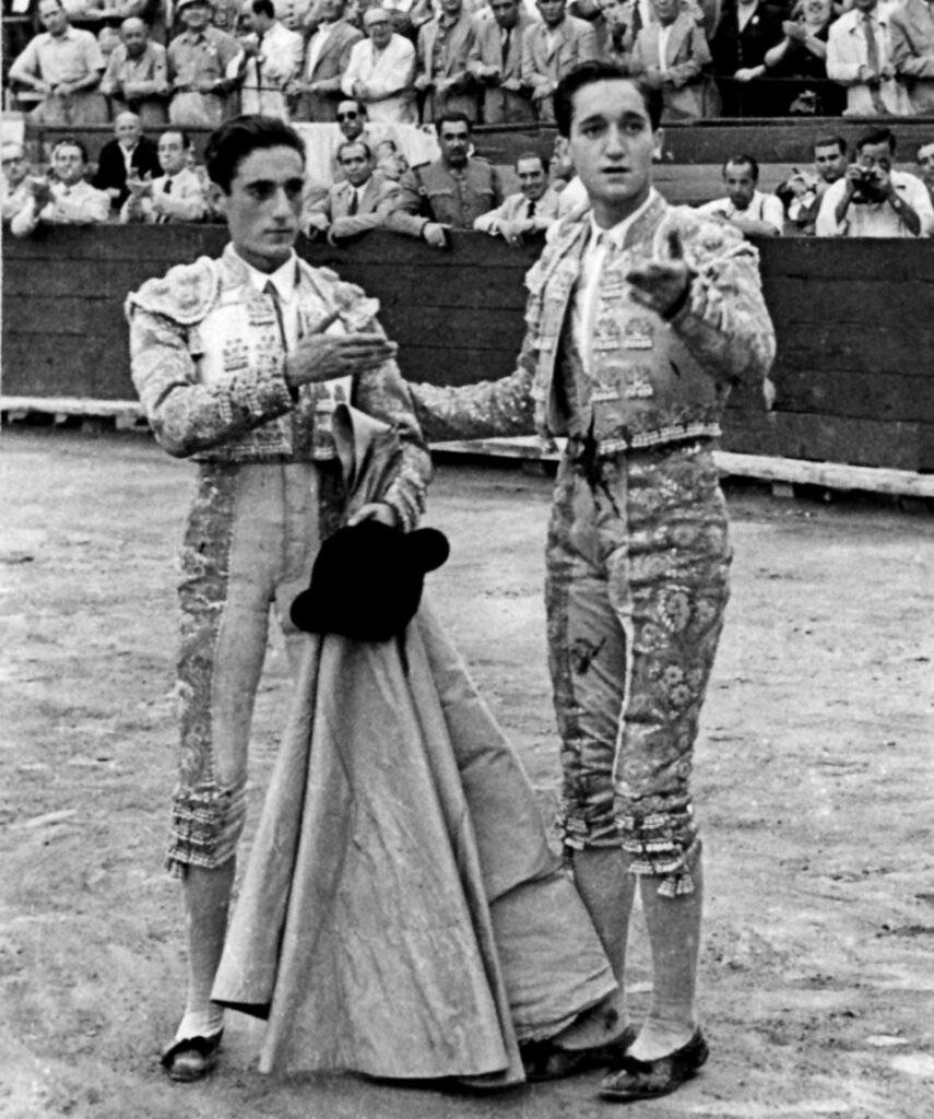  La pareja recibe la ovación del publico en su despedida como novilleros.