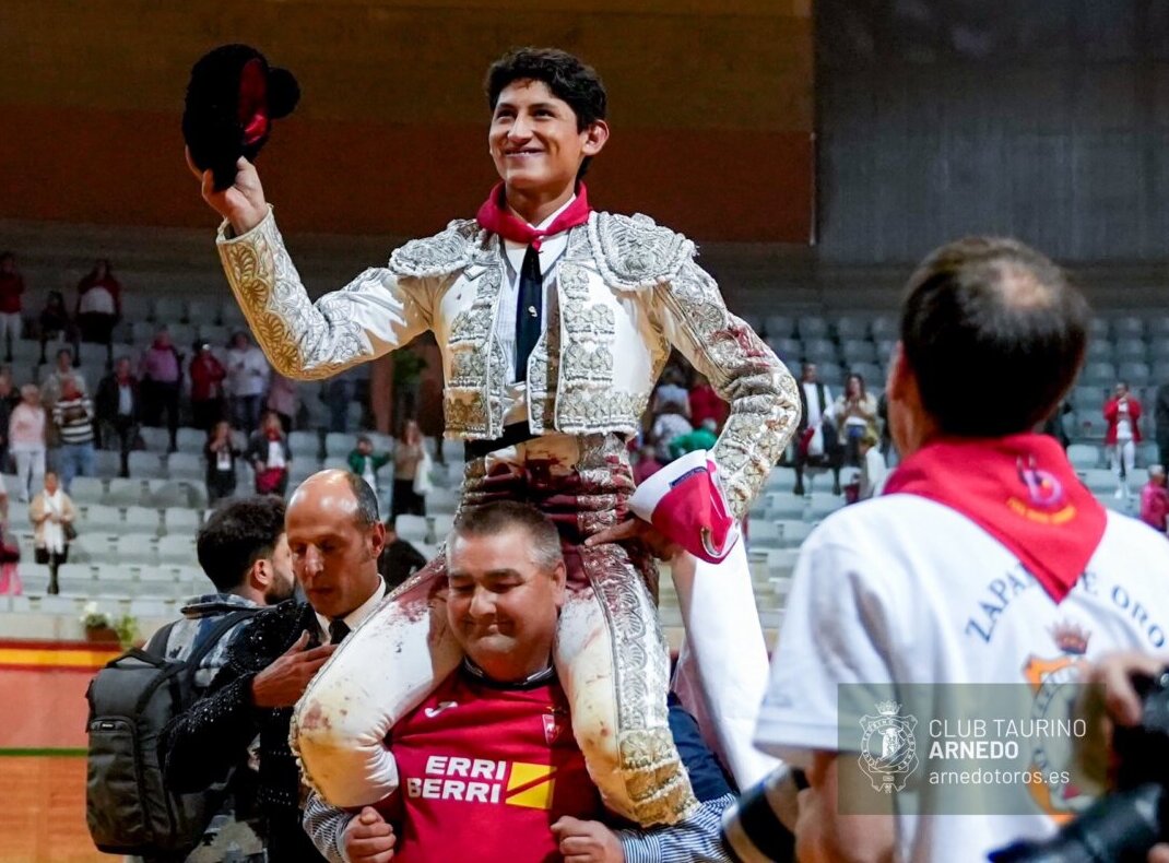 Toreo de revolución de Emiliano Osornio, tres orejas, triunfo con Cristiano Torres en Arnedo