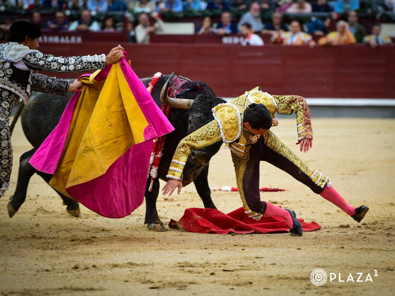 La dura cogida a David Galván en Las Ventas, en imágenes