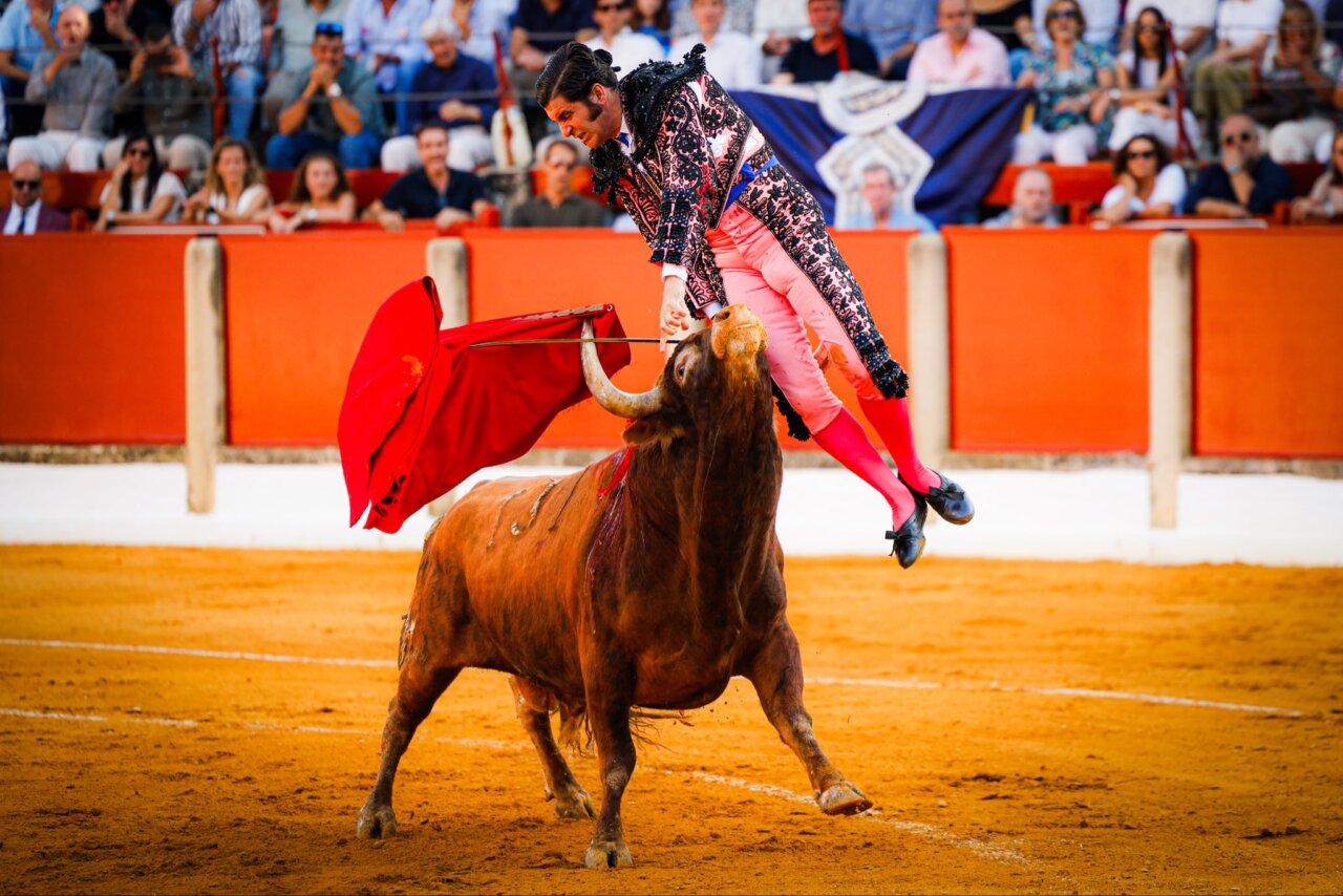 Espectacular voltereta a Morante de la Puebla en Úbeda