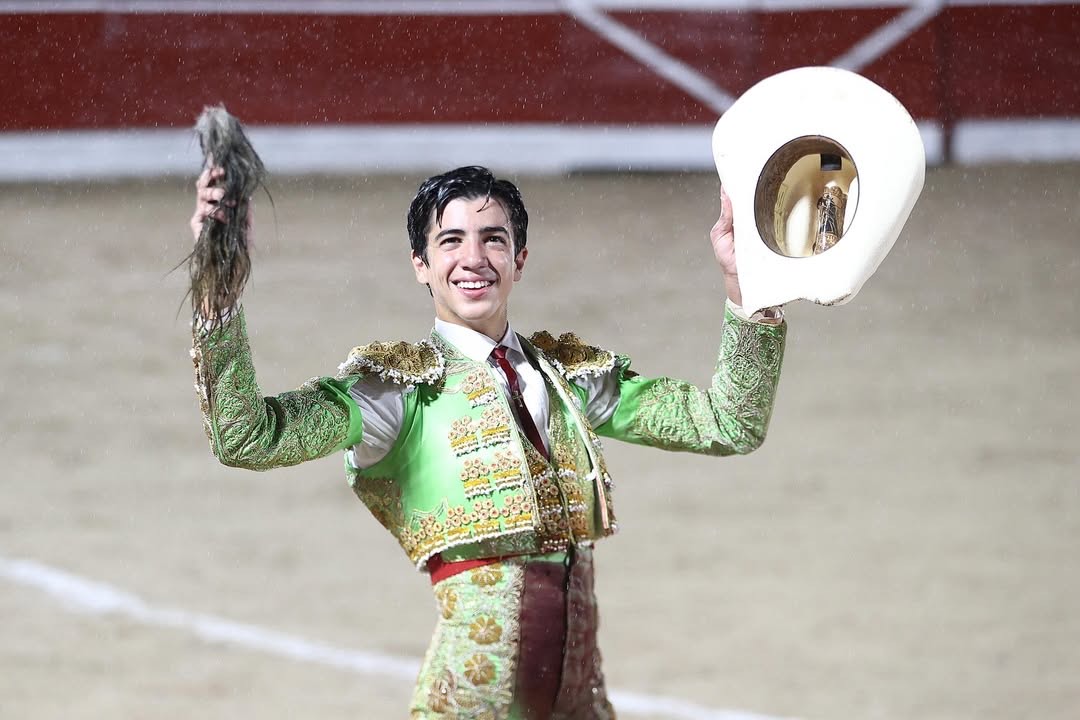 Marco Pérez indulta a Feliz Aniversario, de Begoña, en la plaza de Mérida