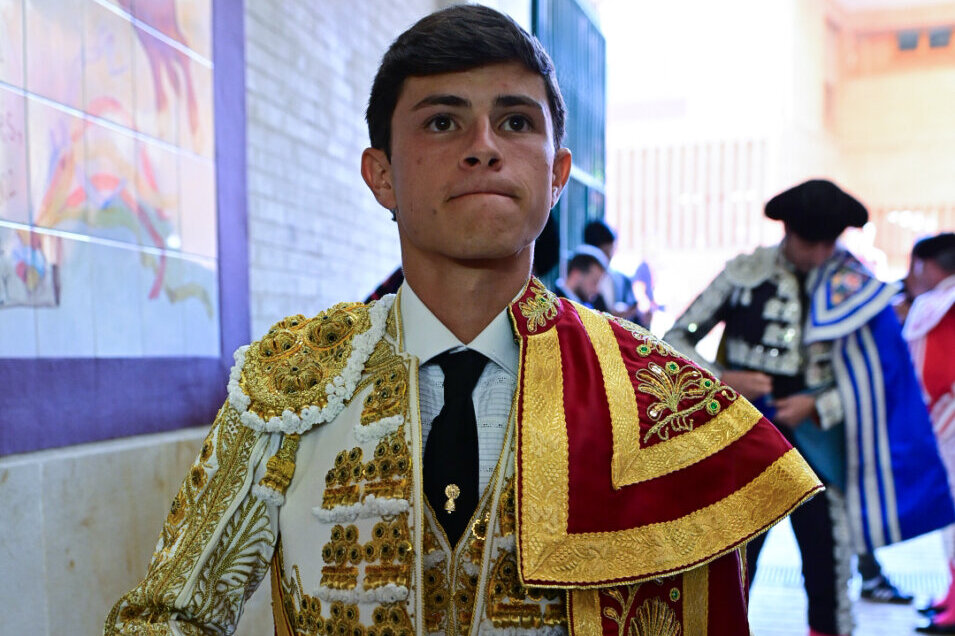 Aarón Palacio, protagonista en la revista HOLA por el vigésimo cumpleaños de la Princesa Leonor