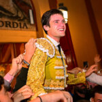 Cristiano Torres, saliendo a hombros de la plaza de Zaragoza el día de su alternativa.