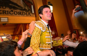 Cristiano Torres, saliendo a hombros de la plaza de Zaragoza el día de su alternativa.