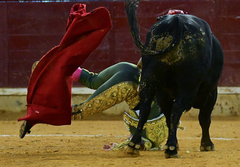 Luque, trasladado a la Clínica Quirón tras una sobrecogedora cogida en el quinto