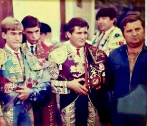 De izquierda a derecha: David Gil, Antonio Gil y su hermano David, matarife de la plaza de toros de Linares.