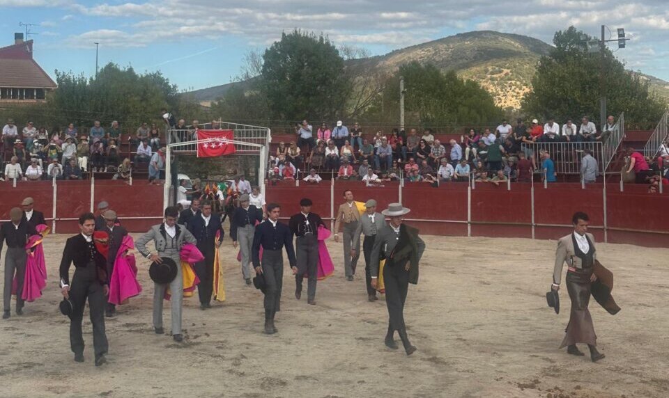 Diez orejas, dos rabos y un novillo de vuelta en el festival de Lozoya