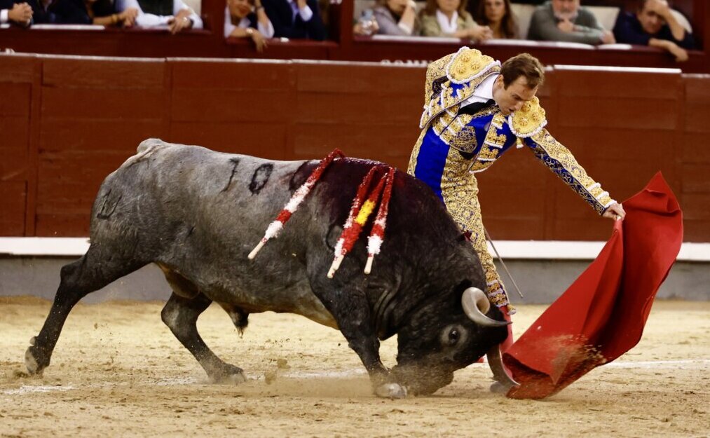 Román, a milímetros de la puerta grande de nuevo entre la emoción de Victorino