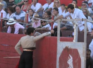 Rubén Pinar brindó su novillo al convaleciente Samuel Navalón, presente en los tendidos.