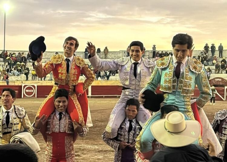 Luis David Adame, Ismael Martín y Joaquín Caro, a hombros en Viraco