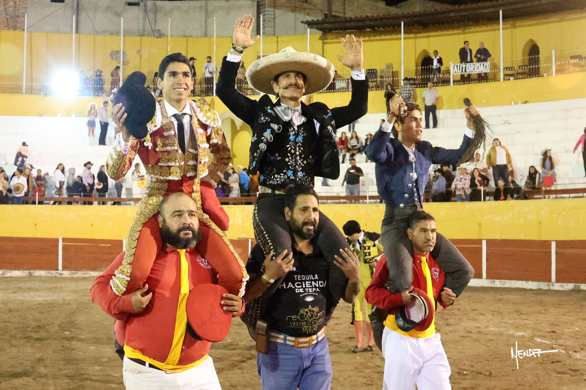 Emiliano Gamero y Héctor Gutiérrez, a hombros en Teocaltiche