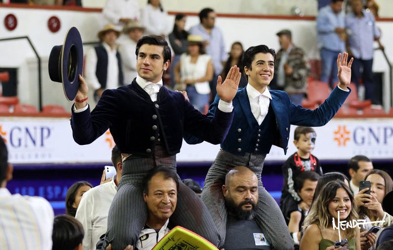 Colombo y Marco Pérez, a hombros en el festival de Aguascalientes