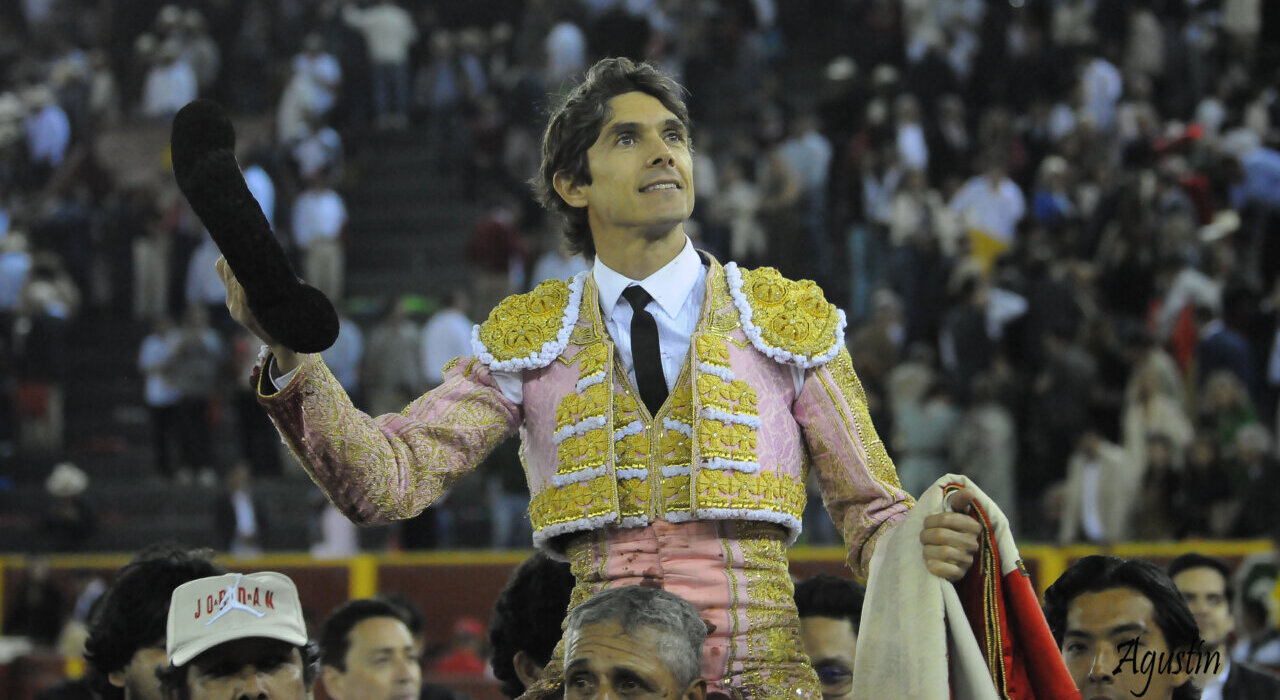 Sebastián Castella abre la puerta grande en Lima