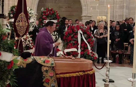 El sacerdote del funeral de Rafael de Paula pide un monumento para el maestro
