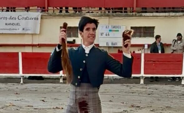 Esaú Fernández, dos orejas y rabo en el festival de Fourques