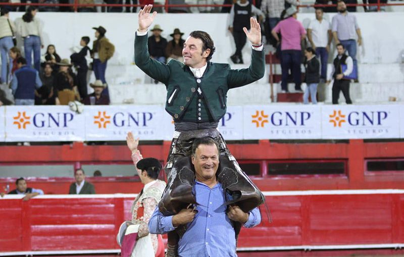 El rejoneador Andy Cartagena, a hombros en Monterrey