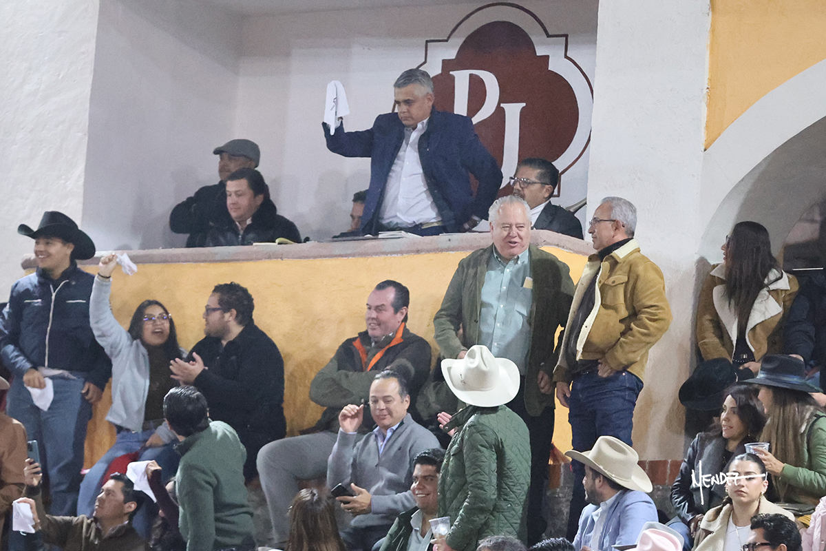 Personas en un evento social con banderas y pañuelos