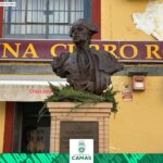 Escultura en homenaje a Curro Romero en Camas.