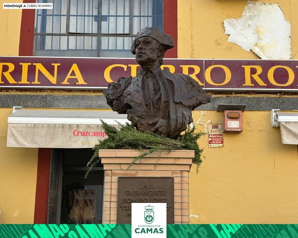 Escultura en homenaje a Curro Romero en Camas.