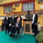 Ceremonia de inauguración de un busto taurino con varias personas presentes.