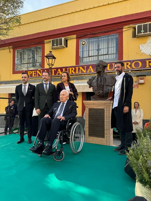 Ceremonia de inauguración de un busto taurino con varias personas presentes.