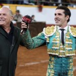 Alejandro Talavante celebrando con trofeos tras indultar un toro en Juriquilla