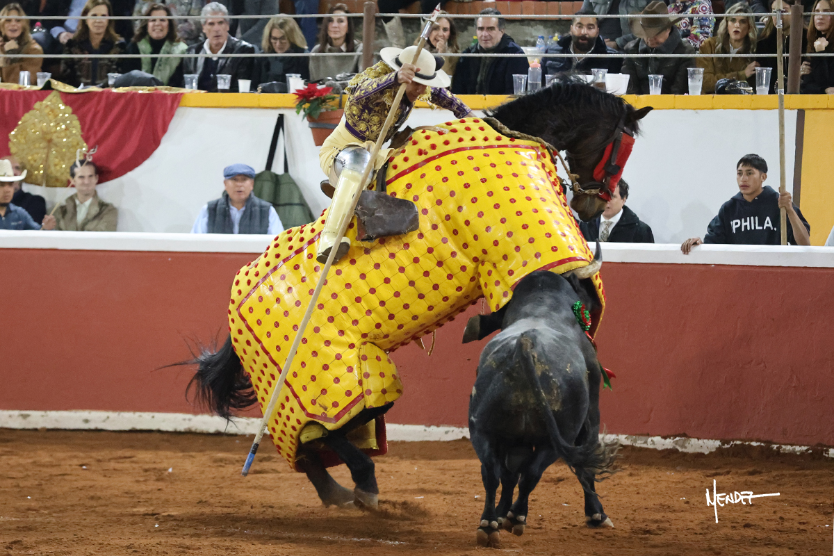 Jinete montando un caballo en una corrida de toros