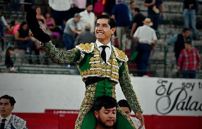 La entrega de Luis David, a hombros en Guadalajara