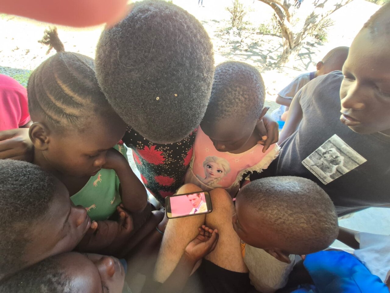 Niños de Kenia, fascinados con el toreo de Urdiales