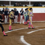 Toreros en la plaza de toros preparándose para la faena