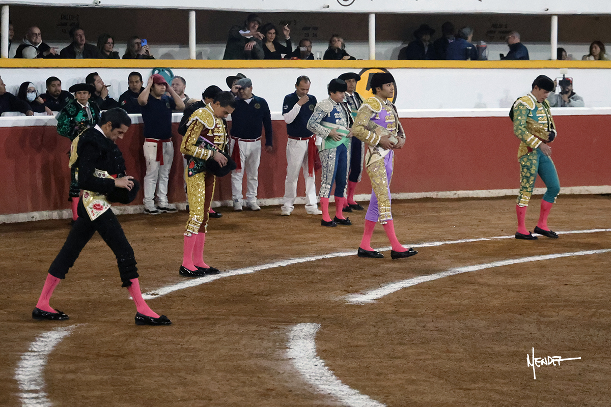 Toreros en la plaza de toros preparándose para la faena