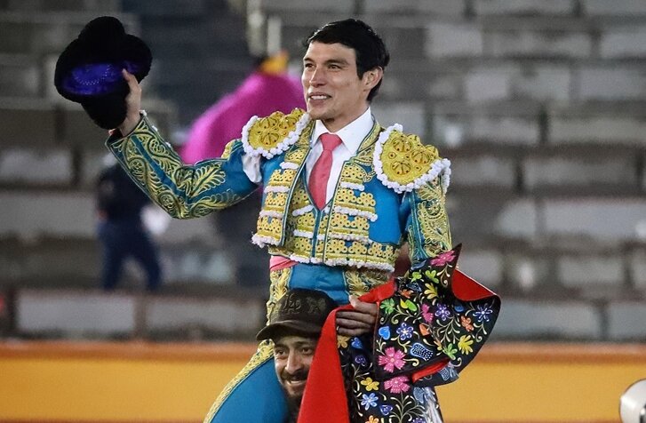 Isaac Fonseca, a hombros en la corrida navideña de Apizaco