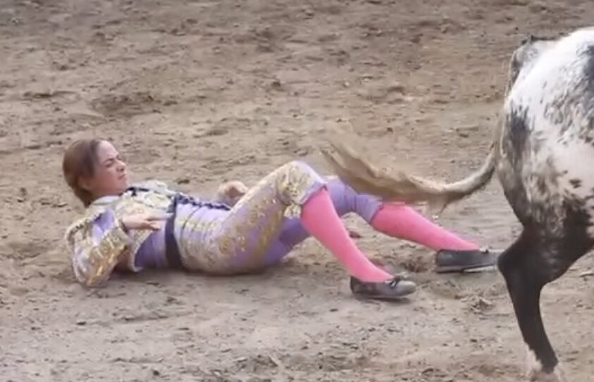 Sobrecogedora cogida a Paola San Román: luxación acromioclavicular, esguince cervical y múltiples contusiones