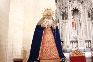 La Virgen del Desamparo de la Hermandad del Prendimiento de Jerez con la saya grana y oro, realizada con un traje de luces de Rafael de Paula.