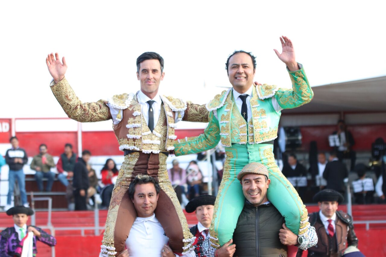 José Luis Angelino y Mario Palacios, a hombros en Lázaro Cárdenas