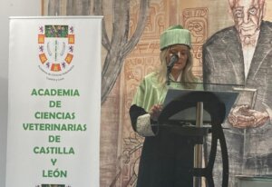 La profesora Paula Martínez Ros durante su discurso de ingreso en la Academia.