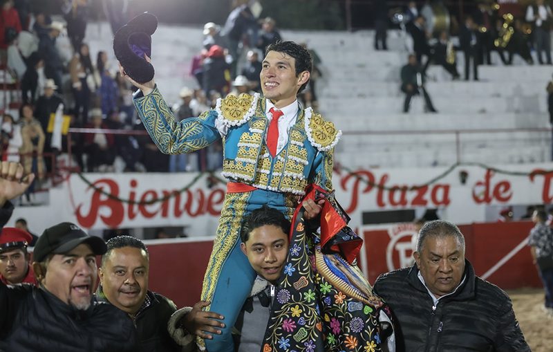 Un entregado Isaac Fonseca corta tres orejas y triunfa en Caxuxi